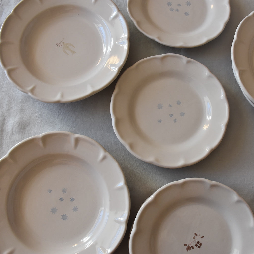 italienische Keramik Teller mit verschiedenen Motiven: Sterne, Blume, Taube