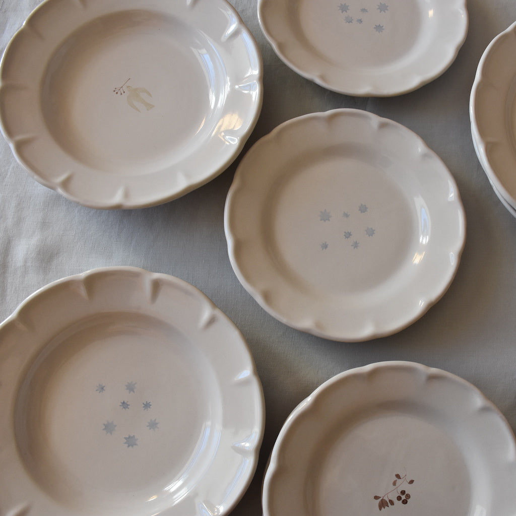 italienische Keramik Teller mit verschiedenen Motiven: Sterne, Blume, Taube